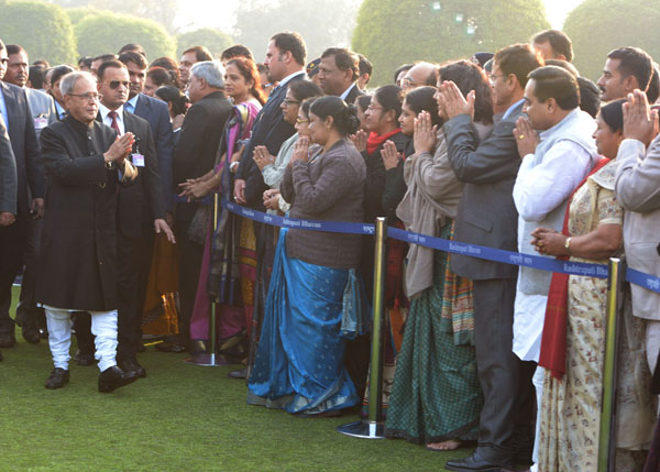 TThe President of India, Shri Pranab Mukherjee meeting some of the invitees at the Reception hosted by the President on the lawns of the Mughal Gardens at Rashtrapati Bhavan in New Delhi on January 26, 2014. 