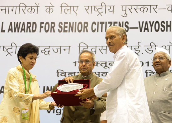 The President of India, Shri Pranab Mukherjee while presenting a National Awards for Senior Citizens - Vayoshreshtha Samman on the occasion of International Day Older Persons at Vigyan Bhavan in New Delhi on October 1, 2013. The Union Minister of Social