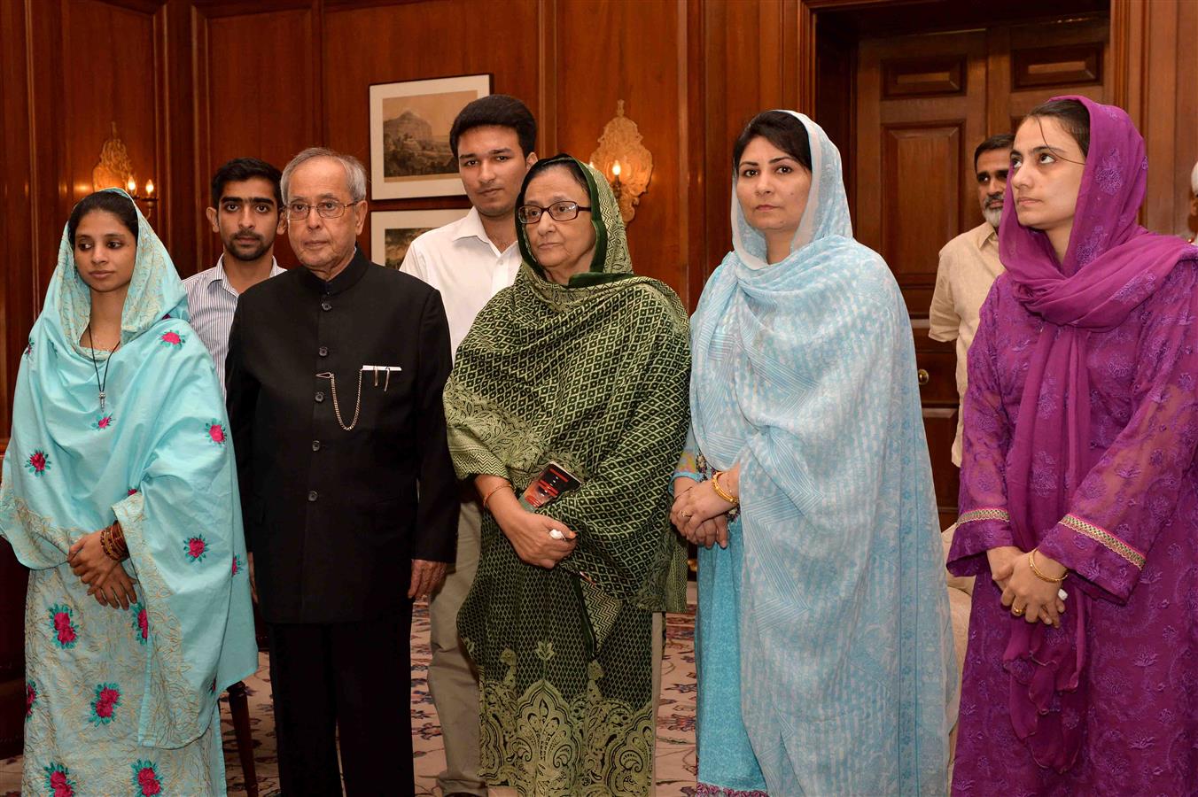 Ms. Geeta along with the officials of the Edhi Foundation calling on the President of India, Shri Pranab Mukherjee at Rashtrapati Bhavan on October 27, 2015.