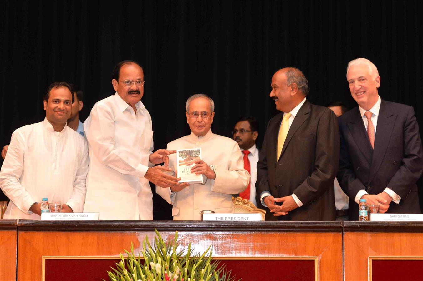 भारत के राष्ट्रपति, श्री प्रणब मुखर्जी 28 अक्तूबर, 2015 को राष्ट्रपति भवन में श्री पीटर लीच और श्री तत्वंअसि दीक्षित द्वारा लिखित पुस्तक ‘इंडियन फैमिली बिजनेस मंत्राज’ की प्रथम प्रति ग्रहण करते हुए।