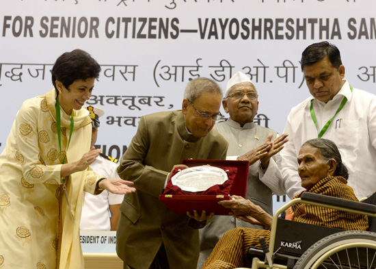 भारत के राष्ट्रपति, श्री प्रणब मुखर्जी 01 अक्तूबर, 2013 को राष्ट्रपति भवन, नई दिल्ली में अंतरराष्ट्रीय वृद्धजन दिवस के अवसर पर वरिष्ठ नागरिकों के लिए राष्ट्रीय पुरस्कार- वयोश्रेष्ठ सम्मान प्रदान करते हुए। चित्र में केन्द्रीय समाजिक न्याय एवं अधिकारिता मंत