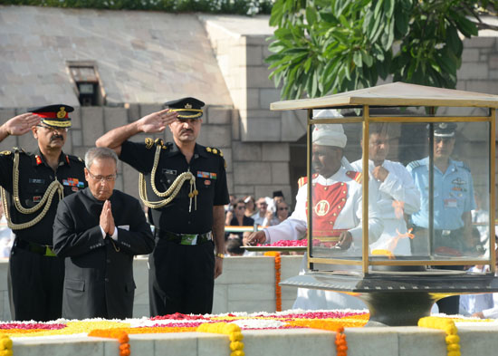 भारत के राष्ट्रपति, श्री प्रणब मुखर्जी 02 अक्तूबर 2013 को, महात्मा गांधी की 144वीं जन्म जयंती के अवसर पर राजघाट, नई दिल्ली में उनकी समाधि पर उनको श्रद्धांजलि देते हुए।