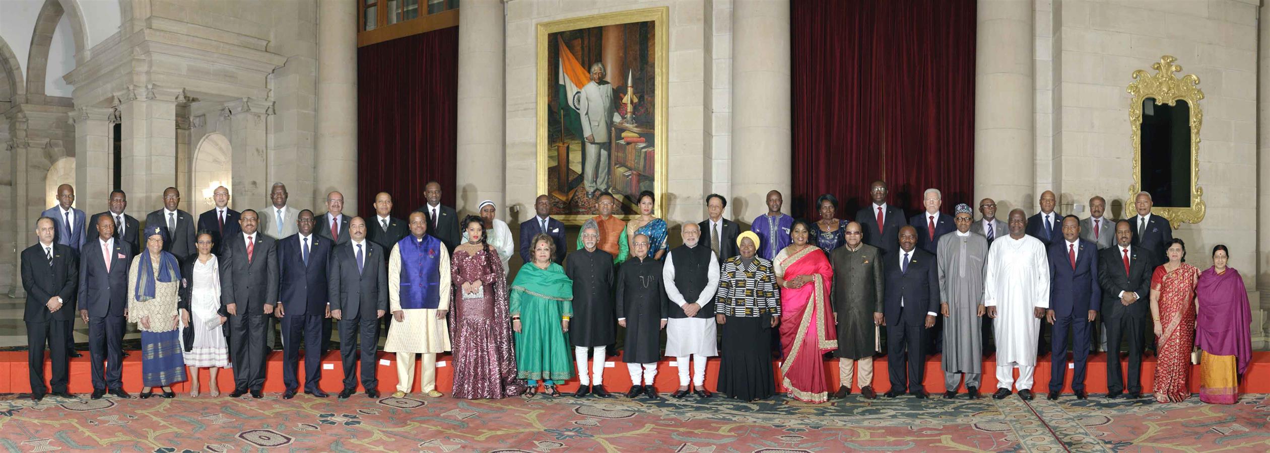 भारत के राष्ट्रपति, श्री प्रणब मुखर्जी 29 अक्तूबर, 2015 को राष्ट्रपति भवन में तृतीय भारत अफ्रीका मंच शिखर सम्मेलन के शिष्टमंडल के अध्यक्षों और उनकी पत्नी/पतियों के साथ।