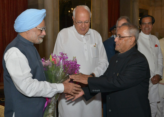 The President of India, Shri Pranab Mukherjee being bid farewell by the Prime Minister of India, Dr. Manmohan Singh at Rashtrapati Bhavan in New Delhi on October 2, 2013 before his departure for his State Visits to Belgium and Turkey.