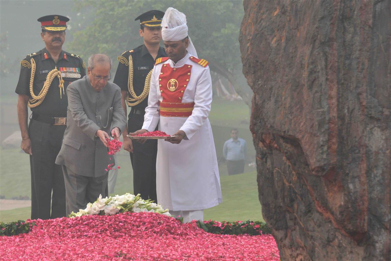 भारत के राष्ट्रपति, श्री प्रणब मुखर्जी 31 अक्तूबर, 2015 को शक्ति स्थल, नई दिल्ली में भारत की पूर्व प्रधानमंत्री, स्व. श्रीमती इंदिरा गांधी की 31वीं पुण्य तिथि की स्मृति में उनकी समाधि पर श्रद्धांजलि अर्पित करते हुए।