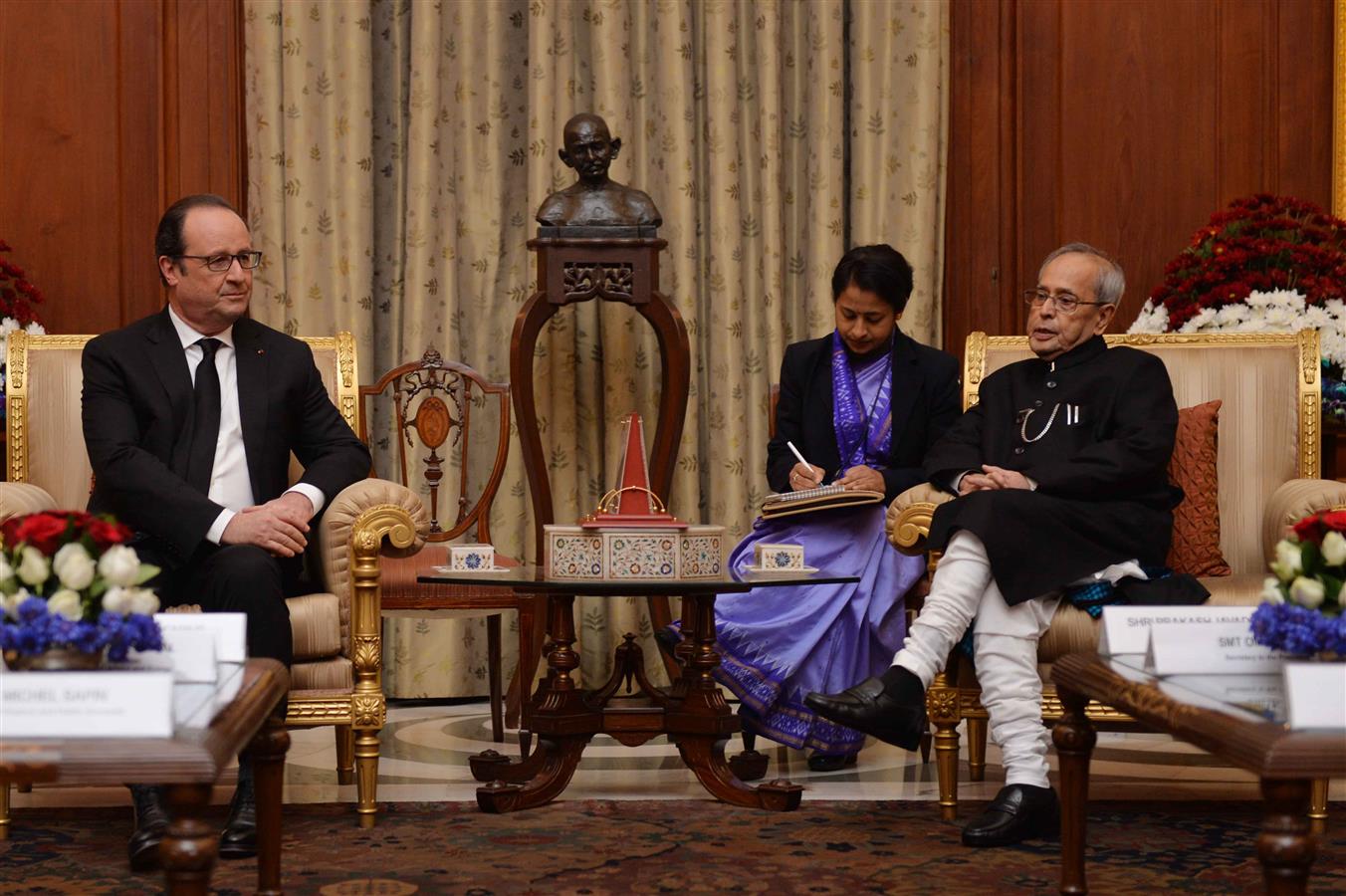 The President of the French Republic, H.E. Mr. Francois Hollande calling on the President of India, Shri Pranab Mukherjee at Rashtrapati Bhavan on January 25, 2016. 