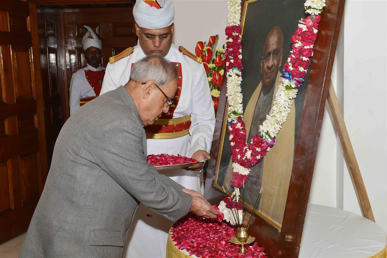 भारत के राष्ट्रपति, श्री प्रणब मुखर्जी 31 अक्तूबर, 2015 को राष्ट्रपति भवन में सरदार वल्लभभाई पटेल के जन्मदिवस के अवसर पर उनके चित्र पर पुष्पांजलि अर्पित करते हुए।