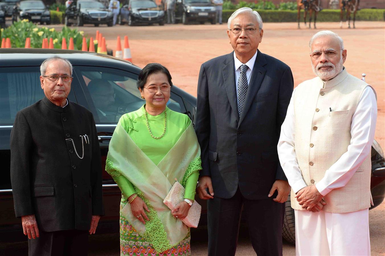 The President of India, Shri Pranab Mukherjee receiving the President of Republic of the Union of Myanmar, H.E. U Htin Kyaw during his ceremonial reception at the forecourt of Rashtrapati Bhavan on August 29, 2016. 