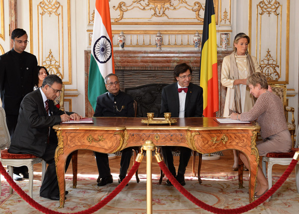 The President of India, Shri Pranab Mukherjee and the Prime Minister of Belgium, H.R. Mr. Elio Di Rupo witnessing the signing of the MOU between the Indian and Belgium University at Egmont Palace at Brussels in Belgium on October 3, 2013.