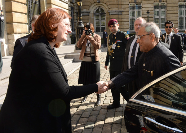 The President of India, Shri Pranab Mukherjee being received by the President of Senate, Baroness Sabine at Place de la Nation(Belgium Parliament) at Brussels in Belgium on October 3, 2013.