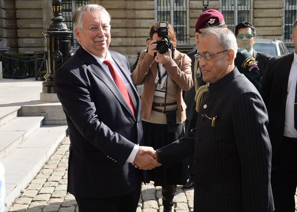 The President of India, Shri Pranab Mukherjee being received by the President of the Chamber of Deputies, Mr. Andre Flahaut at Place de la Nation(Belgium Parliament) at Brussels in Belgium on October 3, 2013.