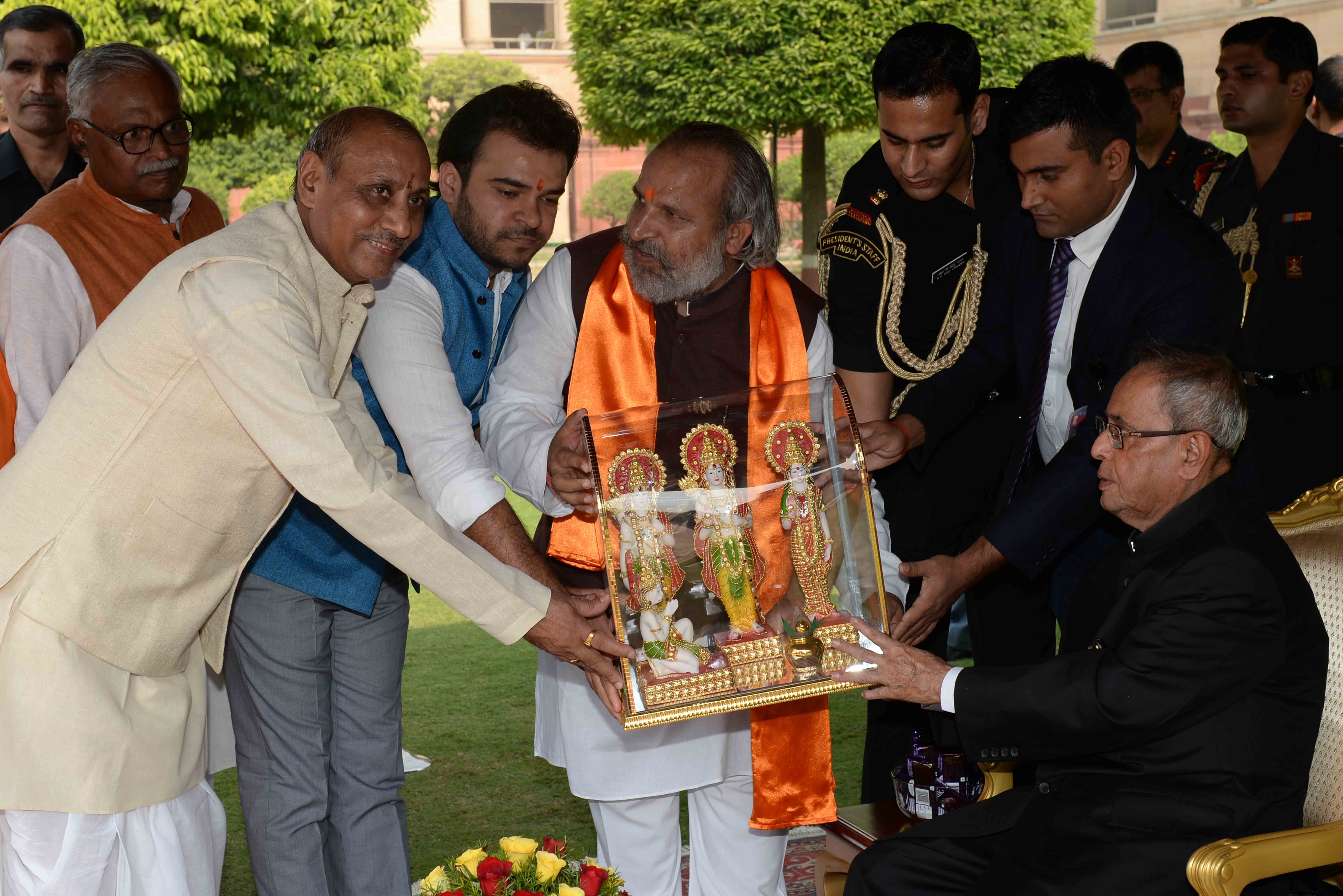 भारत के राष्ट्रपति, श्री प्रणब मुखर्जी 23 अक्तूबर, 2014 को दिवाली के अवसर पर राष्ट्रपति भवन में, समाज के सभी वर्गों के लोगों से बधाई स्वीकार करते हुए। 