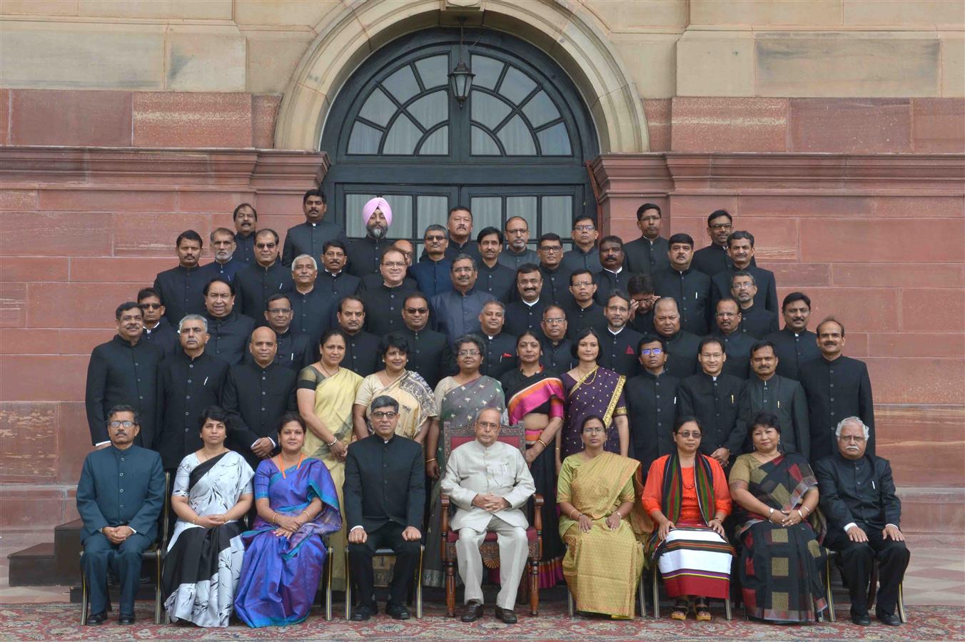 भारत के राष्ट्रपति, श्री प्रणब मुखर्जी 03 सितंबर, 2016 को लबासना, मसूरी में भारतीय प्रशासनिक सेवा में पदोन्नत राज्य सिविल सेवा अधिकारियों के 118वें आरंभिक प्रशिक्षण कार्यक्रम में उपस्थित अधिकारी प्रशिक्षुओं के साथ। 