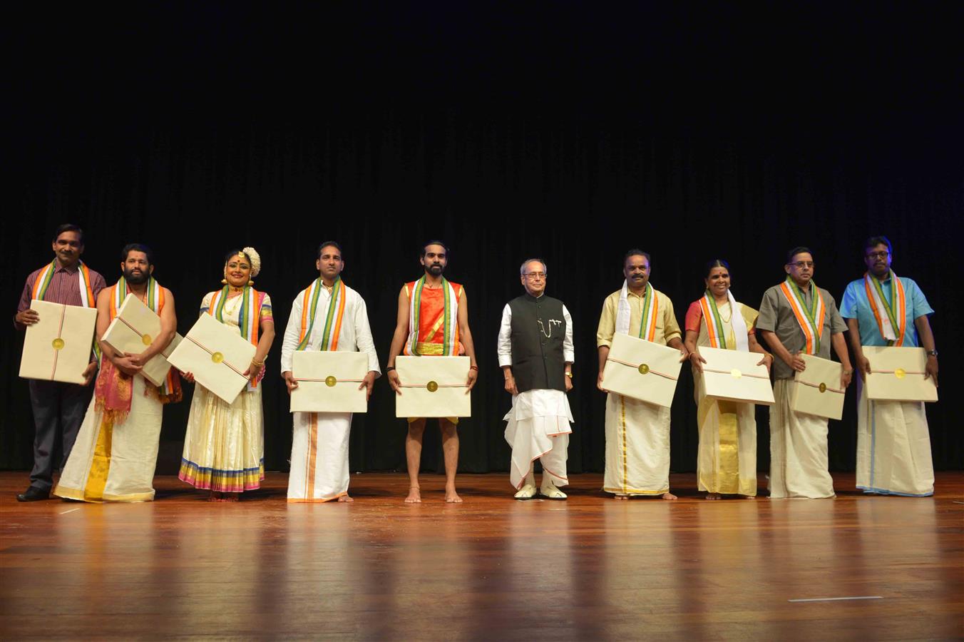 The President of India, Shri Pranab Mukherjee with artists after witnessing the Cultural Programme 'Kairali' - a Special Onam Programme in association with the Government of Kerala at Rashtrapati Bhavan Auditorium on September 3, 2016. 