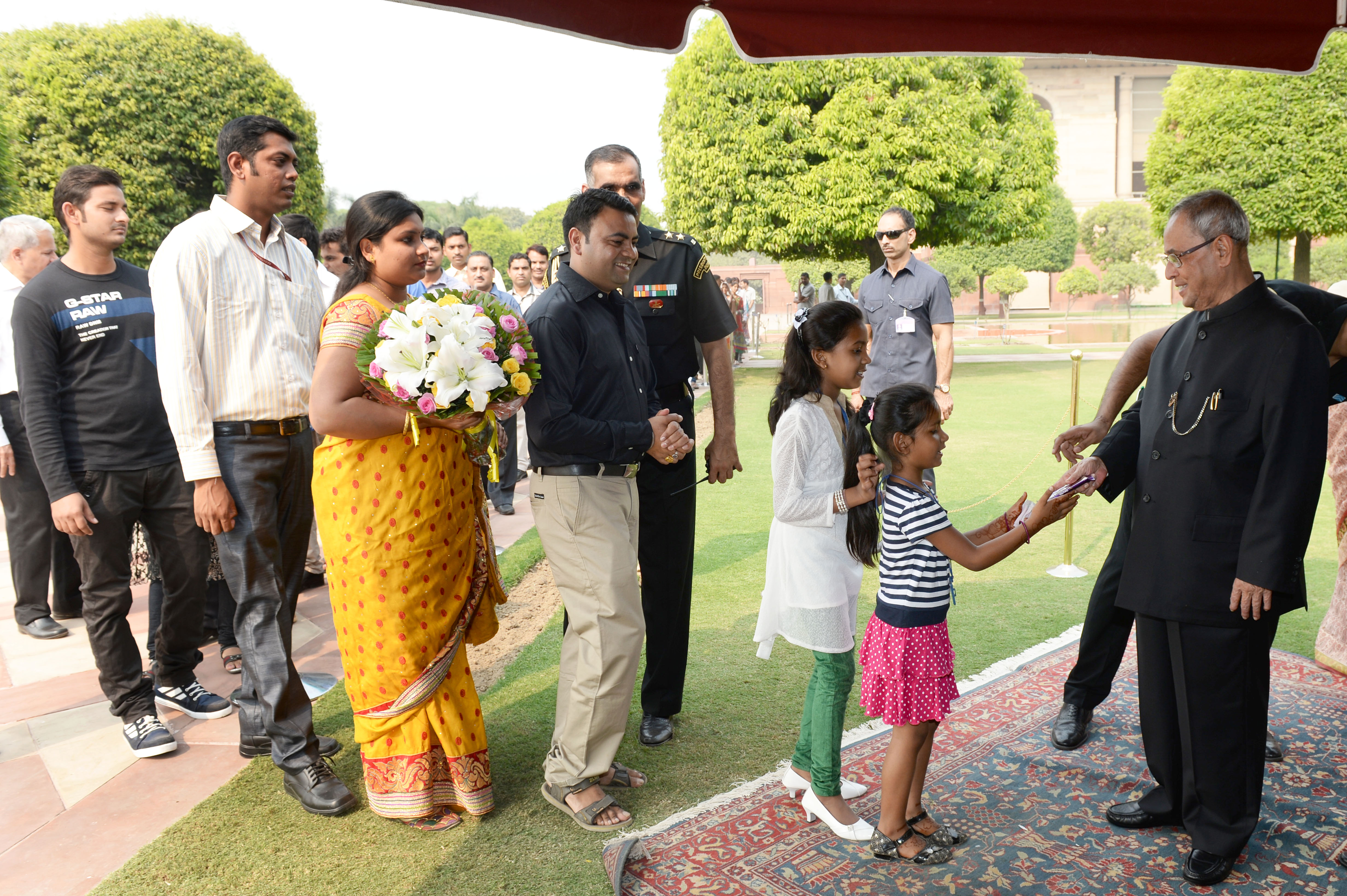 The President of India, Shri Pranab Mukherjee receiving Greetings from Rashtrapati Bhavan Staffs and their Families on the occasion of Diwali at Rashtrapati Bhavan on October 23, 2014. 