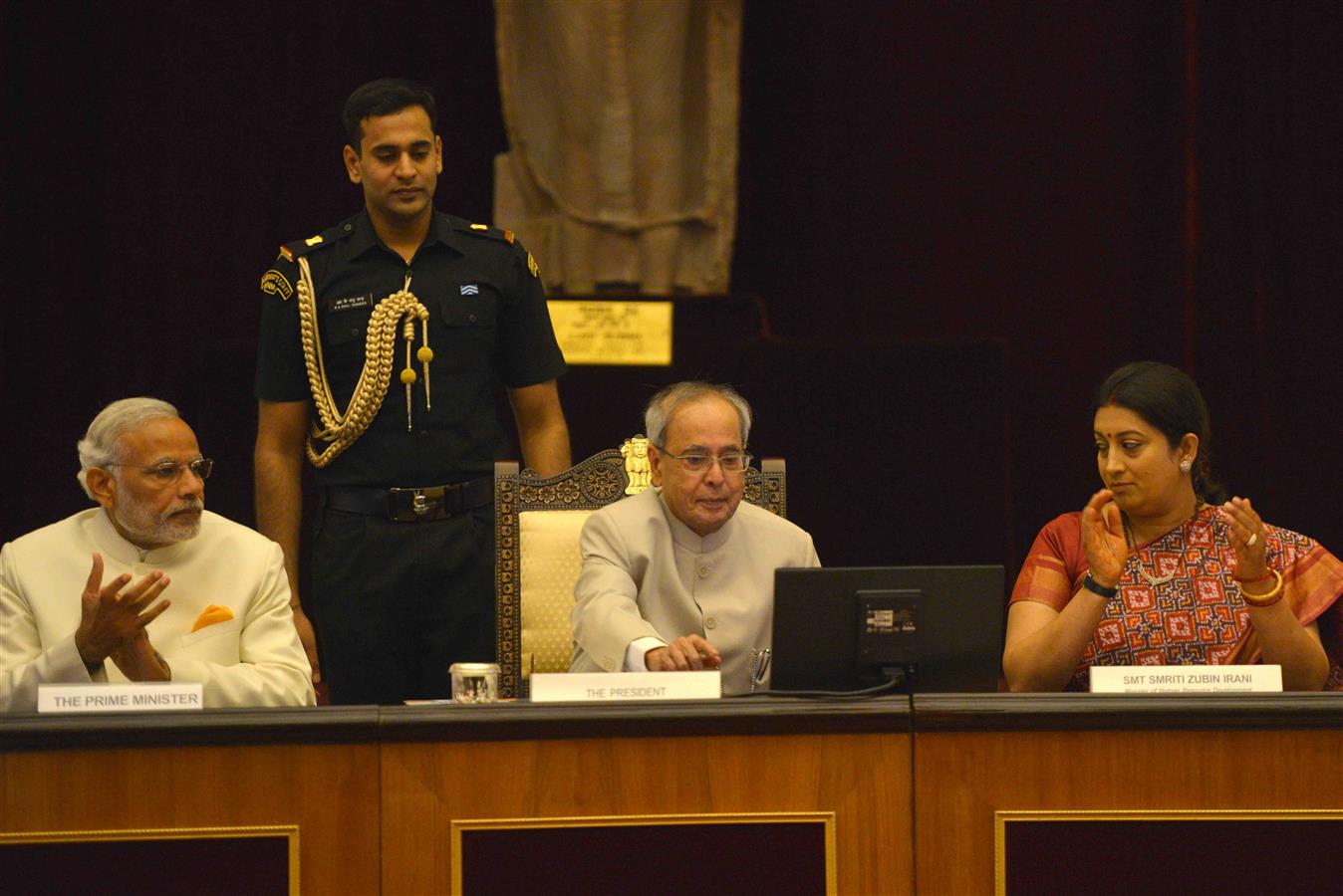 भारत के प्रधानमंत्री, श्री प्रणब मुखर्जी 05 नवम्बर, 2015 को राष्ट्रपति भवन में कुलाध्यक्ष सम्मेलन-2015 के दौरान इम्प्रिंट इंडिया आरंभ करते हुए।