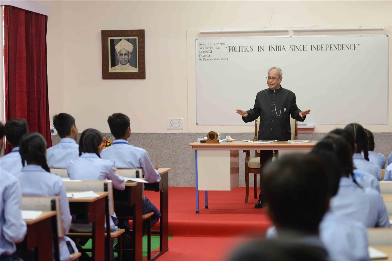 भारत के राष्ट्रपति, श्री प्रणब मुखर्जी 05 सितंबर, 2016 को नई दिल्ली के राष्ट्रपति संपदा में शिक्षक दिवस के अवसर पर डॉ. राजेन्द्र प्रसाद सर्वोदय विद्यालय के छात्रों से बातचीत करते हुए। 