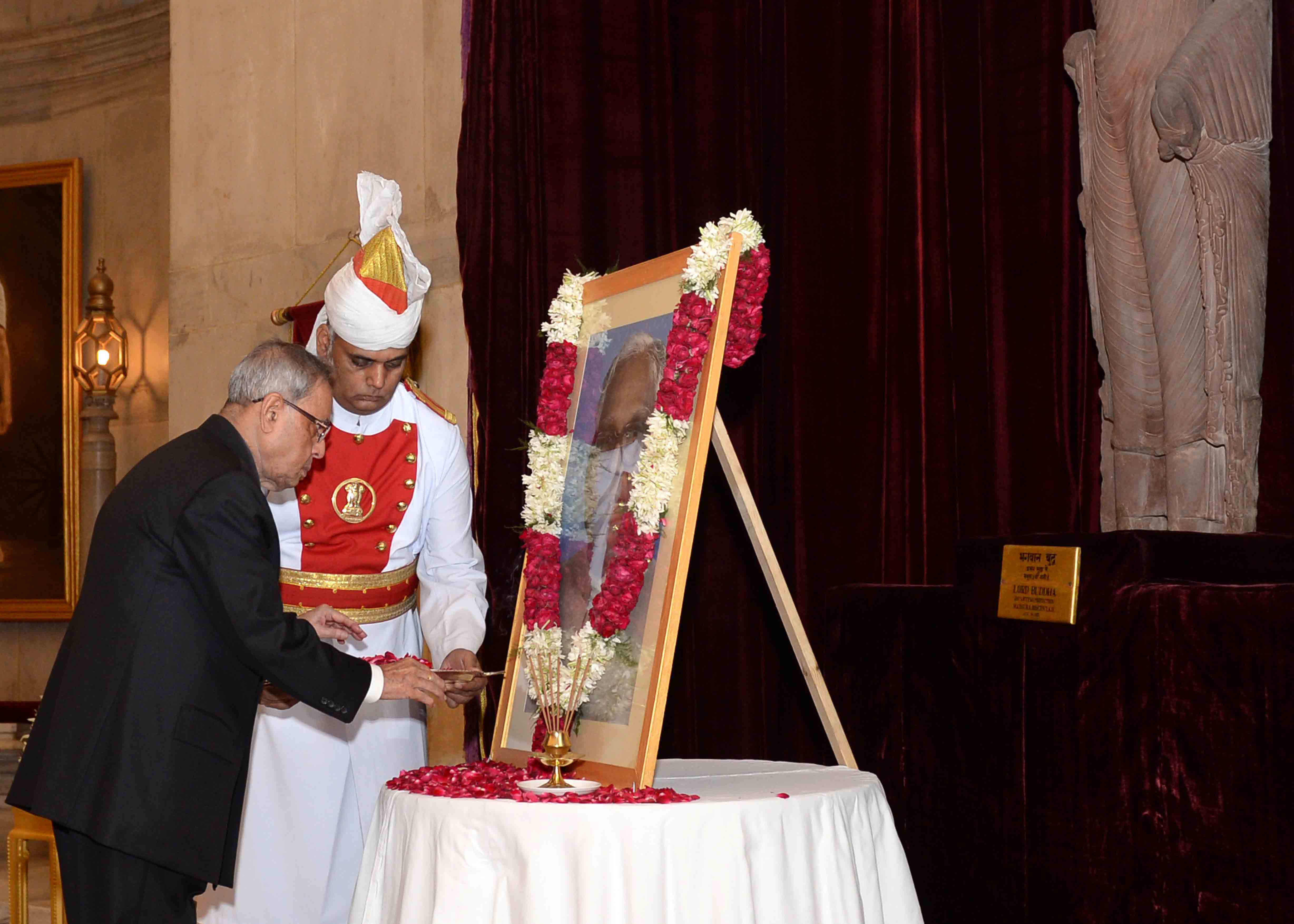 भारत के राष्ट्रपति, श्री प्रणब मुखर्जी 27 अक्तूबर, 2014 को, राष्ट्रपति भवन में भारत के पूर्व राष्ट्रपति, श्री के.आर. नारायणन के चित्र पर पुष्पांजलि अर्पित करते हुए। 