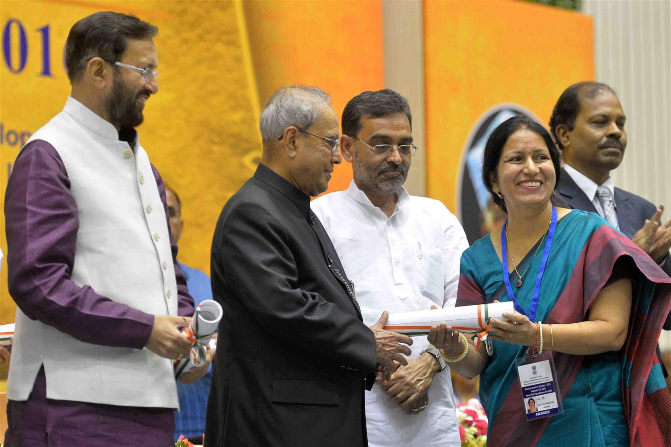 भारत के राष्ट्रपति, श्री प्रणब मुखर्जी 05 सितंबर, 2016 को विज्ञान भवन में शिक्षक दिवस के अवसर पर मेधावी शिक्षकों को राष्ट्रीय पुरस्कार प्रदान करते हुए। 