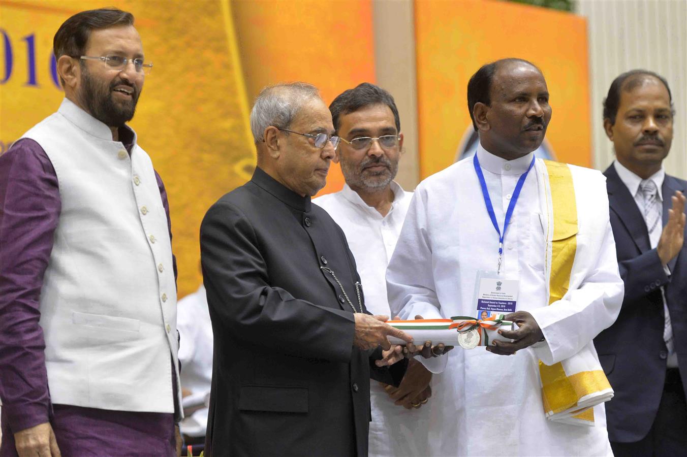 भारत के राष्ट्रपति, श्री प्रणब मुखर्जी 05 सितंबर, 2016 को विज्ञान भवन में शिक्षक दिवस के अवसर पर मेधावी शिक्षकों को राष्ट्रीय पुरस्कार प्रदान करते हुए। 