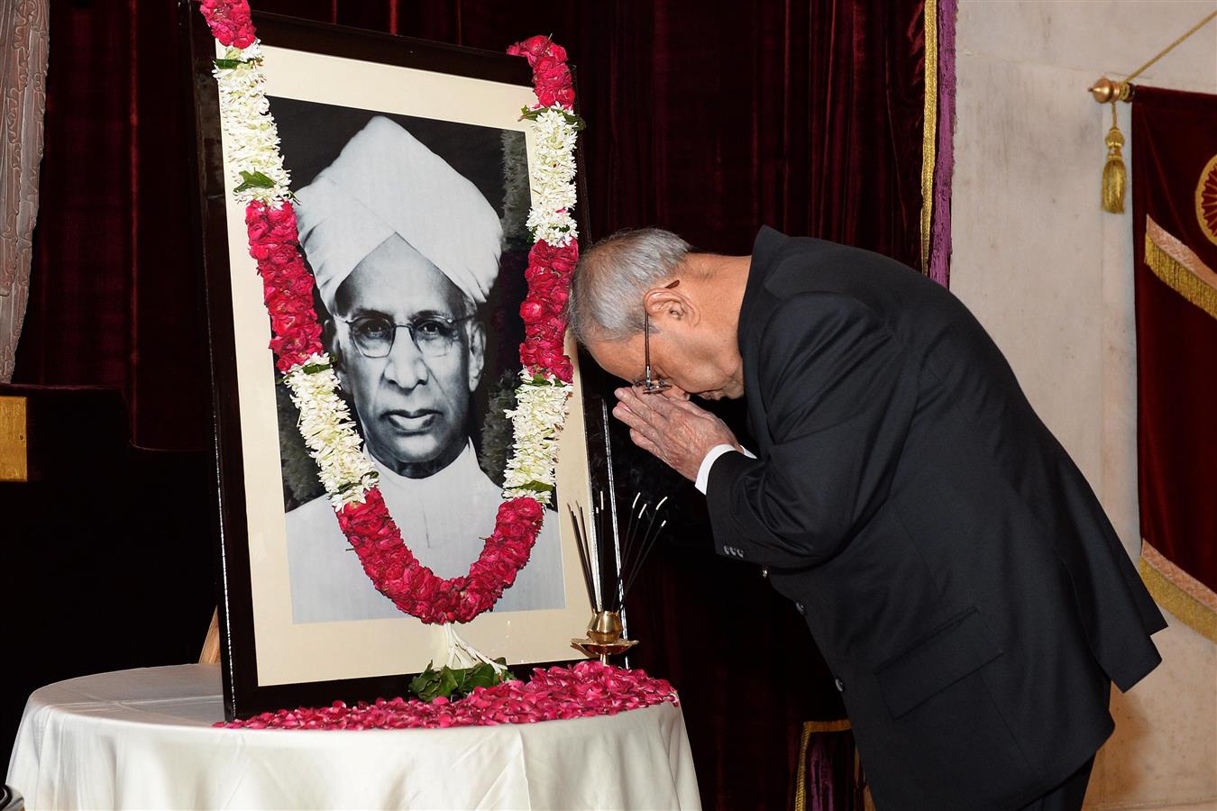 The President of India, Shri Pranab Mukherjee paying Floral Tributes at the Portrait of Former President of India, Dr. Sarvepalli Radhakrishnan on the occasion of his Birth Anniversary at Rashtrapati Bhavan on September 05, 2016. 