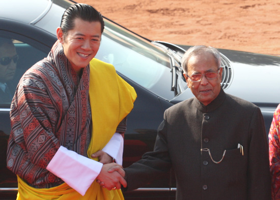 The President of India, Shri Pranab Mukherjee receiving His Majesty, Jigme Khesar Namgyel Wangchuck, the King of Bhutan on his ceremonial reception at the Forecourt of Rashtrapati Bhavan in New Delhi on January 25, 2013.