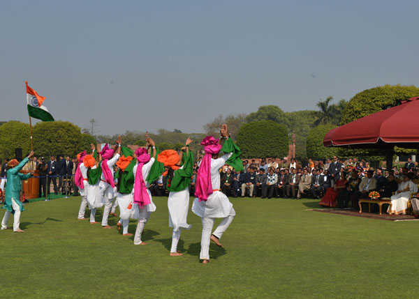 भारत के राष्ट्रपति, श्री प्रणब मुखर्जी 65वें गणतंत्र दिवस परेड में भाग लेने वाले कलाकारों की प्रस्तुति का अवलोकन करते हुए। राष्ट्रपति जी ने परेड में भाग लेने वाले जनजातीय अतिथियों, झांकी कलाकारों, वाहन चालकों, राष्ट्रीय सेवा योजना स्वयंसेवकों तथा राष्ट्री 