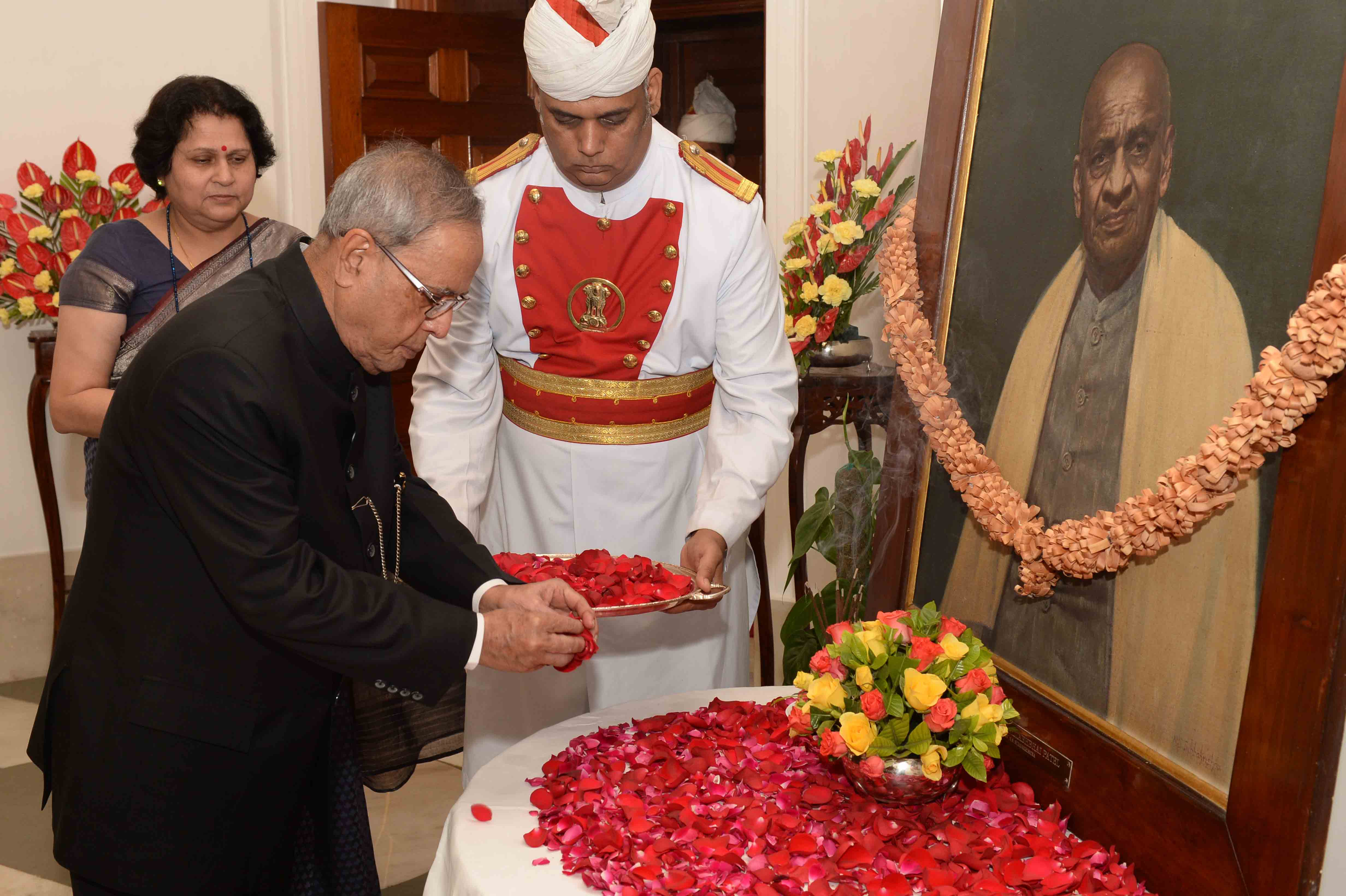 भारत के राष्ट्रपति, श्री प्रणब मुखर्जी 31 अक्तूबर, 2014 को, श्री सरदार वल्लभ भाई पटेल की 139वीं जन्म जयंती के अवसर पर, राष्ट्रपति भवन में उनके चित्र पर पुष्पांजलि अर्पित करते हुए। 