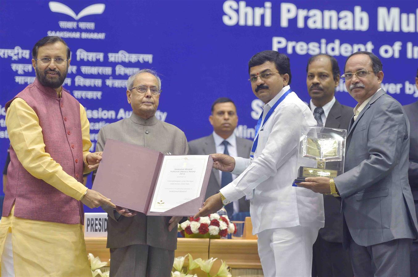 The President of India, Shri Pranab Mukherjee presenting the Saakshar Bharat National Literacy Award – 2016 at the International Literacy Day function in New Delhi on September 08, 2016. 