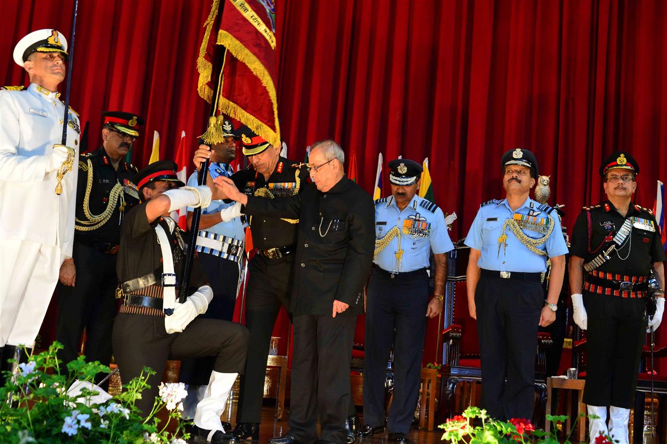 The President of India, Shri Pranab Mukherjee presenting the Presidential Colours to the Defence Services Staff College at Wellington, Nilgiris in Tamil Nadu on September 9, 2016. 