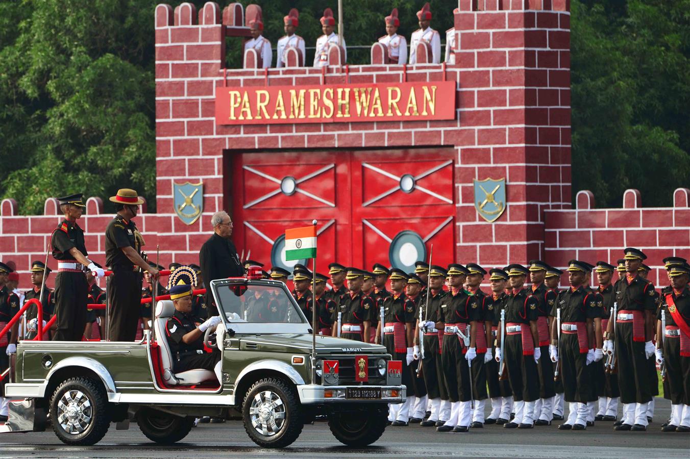 भारत के राष्ट्रपति, श्री प्रणब मुखर्जी 10 सितंबर, 2016 को तमिलनाडु के चेन्नै में अधिकारी प्रशिक्षण अकादमी की ग्रीष्मकालीन अवधि की पासिंग आऊट परेड में गार्ड ऑफ ऑनर का निरीक्षण करते हुए। 