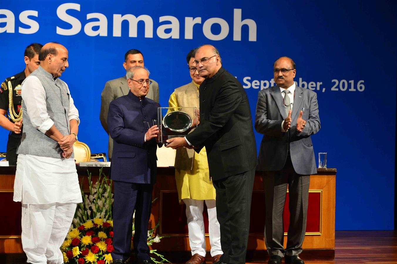 भारत के राष्ट्रपति, श्री प्रणब मुखर्जी 14 सितंबर, 2016 को, नई दिल्ली में हिन्दी दिवस के अवसर पर राजभाषा विभाग, गृह मंत्रालय द्वारा स्थापित राजभाषा पुरस्कार प्रदान करते हुए 