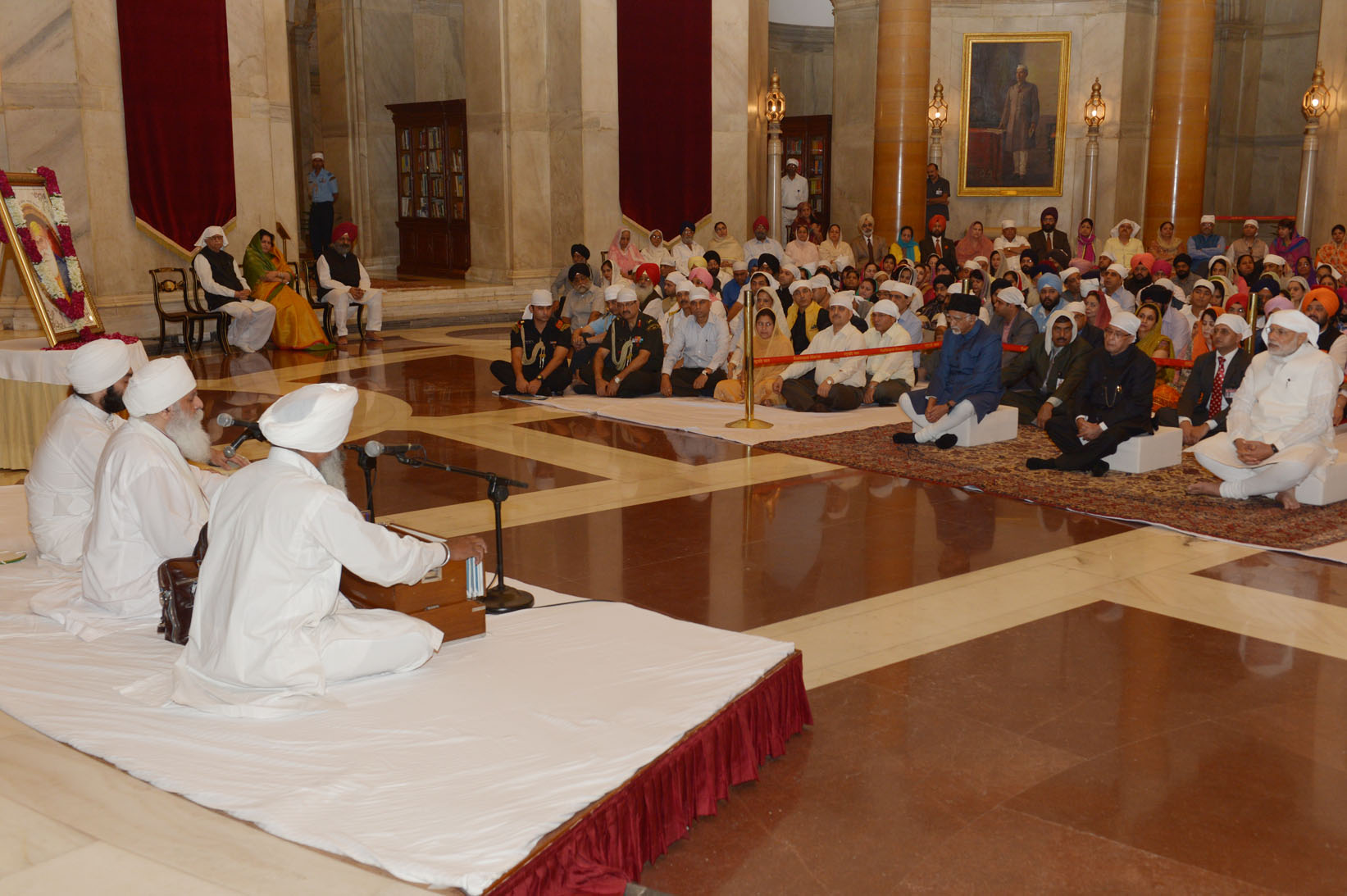 भारत के राष्ट्रपति, श्री प्रणब मुखर्जी 06 नवम्बर 2014 को, राष्ट्रपति भवन में श्री गुरु नानक देवजी की 546वीं जन्म जयंती के अवसर पर गुरबाणी का पाठ सुनते हुए। 