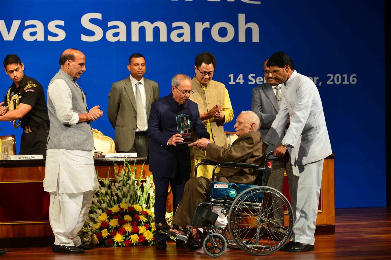 The President of India, Shri Pranab Mukherjee presenting the Rajbhasha award instituted by the Rajbhasha Vibhag of Ministry of Home Affairs on the occasion of Hindi Divas in New Delhi on September 14, 2016. 