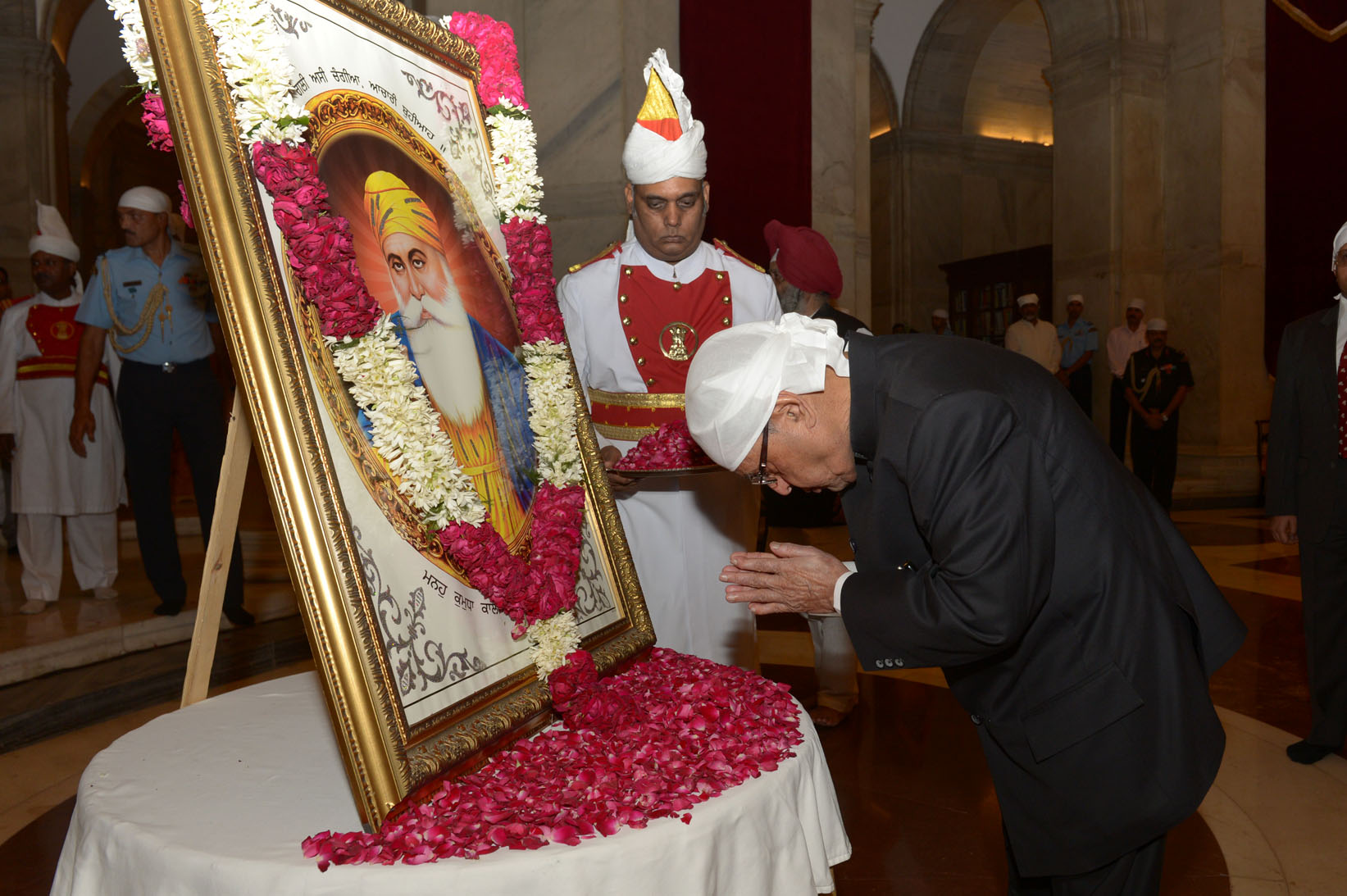 The President of India, Shri Pranab Mukherjee paying floral tributes to Guru Nanak Dev Ji on the occasion his 546th Birth Anniversary at Rashtrapati Bhavan on November 6, 2014. 