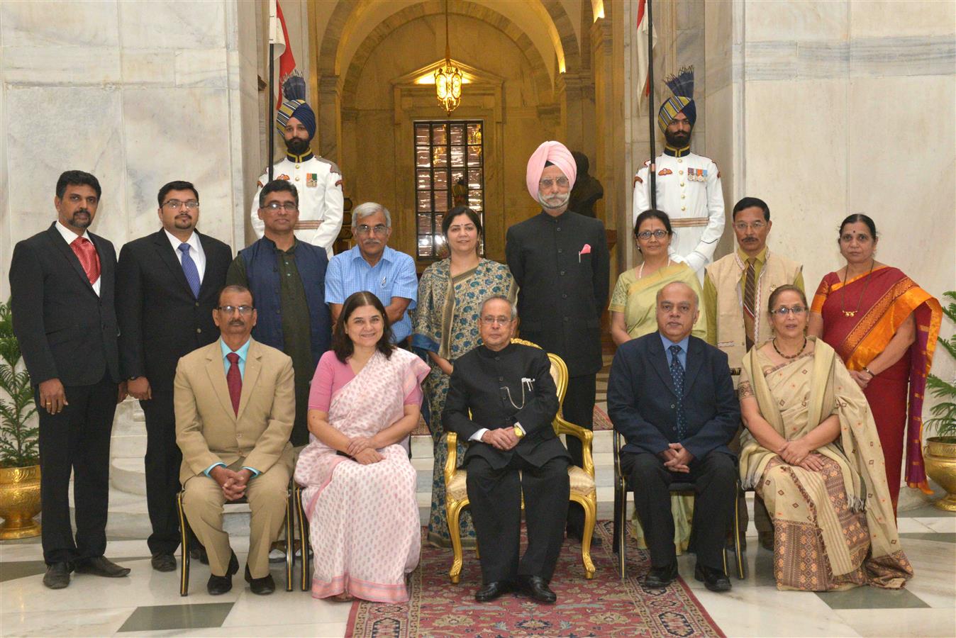 भारत के राष्ट्रपति, श्री प्रणब मुखर्जी 14 नवम्बर, 2015 को राष्ट्रपति भवन में बाल दिवस के अवसर पर, राजीव गांधी मानव सेवा पुरस्कार 2015 के प्राप्तकर्ताओं के साथ