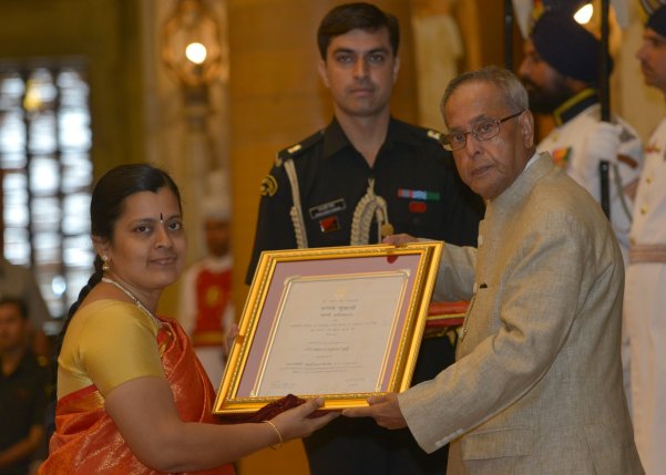 The President of India, Shri Pranab Mukherjee, presenting the Presidential Award for Classical Tamil for the year 2009-2010 to Dr. Vaani Arivaalan at Durbar Hall of Rashtrapati Bhavan in New Delhi on October 9, 2013.