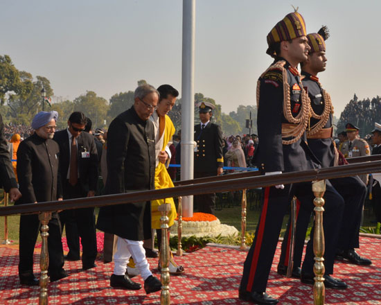 भारत के राष्ट्रपति, श्री प्रणब मुखर्जी, चौंसठवें गणतंत्र दिवस समारोह के मुख्य अतिथि, महामहिम जिग्मे खेसर नामग्येल वांग्चुक तथा भारत के प्रधानमंत्री, डॉ. मनमोहन सिंह का 26 जनवरी, 2013 को नई दिल्ली में परेड के लिए आगमन।