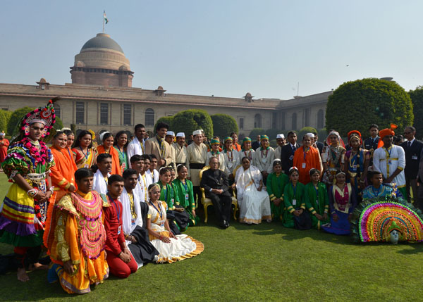 भारत के राष्ट्रपति, श्री प्रणब मुखर्जी 27 जनवरी 2014 को, राष्ट्रपति भवन के मुगल उद्यान में 65वें गणतंत्र दिवस परेड में भाग लेने वाले लोक कलाकारों से मिलते हुए। 