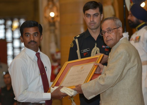 The President of India, Shri Pranab Mukherjee, presenting the Presidential Award for Classical Tamil for the year 2010-2011 to Dr. T. Sangaiya at Durbar Hall of Rashtrapati Bhavan in New Delhi on October 9, 2013.