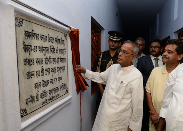 The President of India, Shri Pranab Mukherjee inaugurating the Museum and Auditorium of Kirnahar Shib Chandra High School at Kirnahar in West Bengal on October 10, 2013.