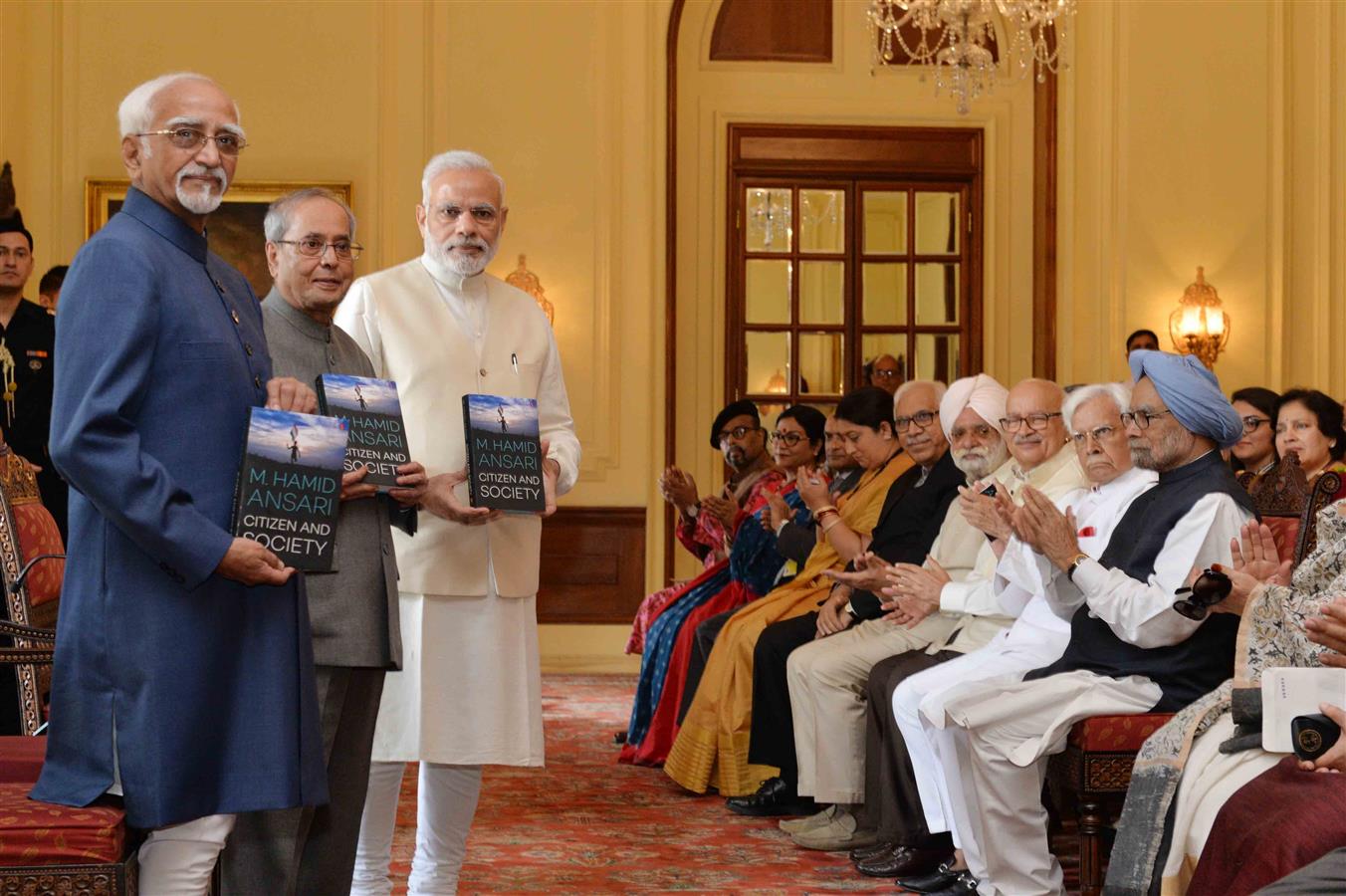 भारत के राष्ट्रपति, श्री प्रणब मुखर्जी 23 सितंबर, 2016 को राष्ट्रपति भवन में भारत के उपराष्ट्रपति, श्री मो. हामिद अंसारी लिखित पुस्तक ‘सिटीजन एंड सोसायटी’ का लोकार्पण करते हुए 