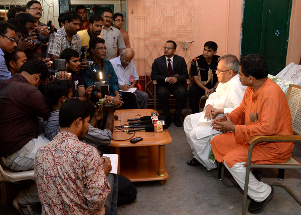 The President of India, Shri Pranab Mukherjee interacting with the Media Persons at his Kirnahar Residence at Kirnahar in West Bengal on October 11, 2013.