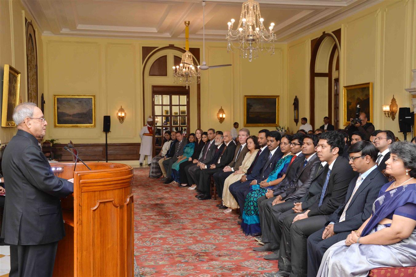 The President of India, Shri Pranab Mukherjee meeting the winners of 'Innovate for Digital India Challenge' at Rashtrapati Bhavan on November 19, 2015.