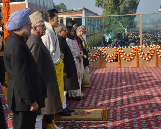 भारत के राष्ट्रपति, श्री प्रणव मुखर्जी, चौंसठवें गणतंत्र दिवस के मुख्य अतिथि, भूटान नरेश महामहिम जिग्मे खेसर नामग्येल वांग्चुक, भारत के उपराष्ट्रपति, मो. हामिद अंसारी तथा भारत के प्रधानमंत्री, डॉ. मनमोहन सिंह 26 जनवरी, 2013 को नई दिल्ली में राजपथ पर गणतंत