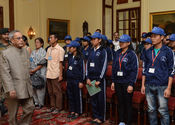 The President of India, Shri Pranab Mukherjee meeting the students from Kokrajhar and Chirang districts (Bodo region) of Assam and Shangshak (Ukhrul region) of Manipur at Rashtrapati Bhavan in New Delhi on October 19, 2013. The Students are attending Nat