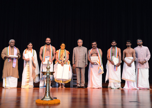 The President of India, Shri Pranab Mukherjee with the artists after witnessing a Kutiyattam Performance by Ms. Kapila Venu at Rashtrapati Bhavan Auditorium in New Delhi on October 19, 2013.