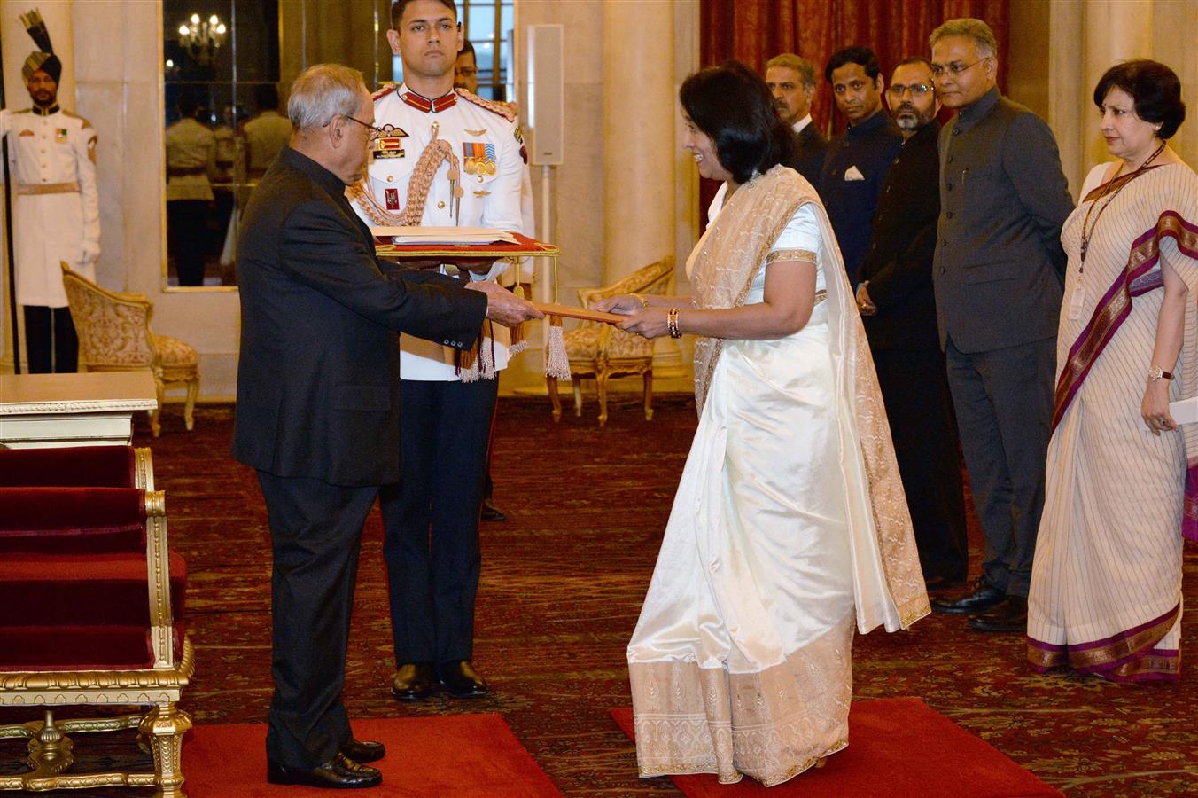 The High Commissioner of Sri Lanka, H.E. Mrs. Chitraganee Wagisewara presenting her credential to the President of India, Shri Pranab Mukherjee at Rashtrapati Bhavan on September 26, 2016. 