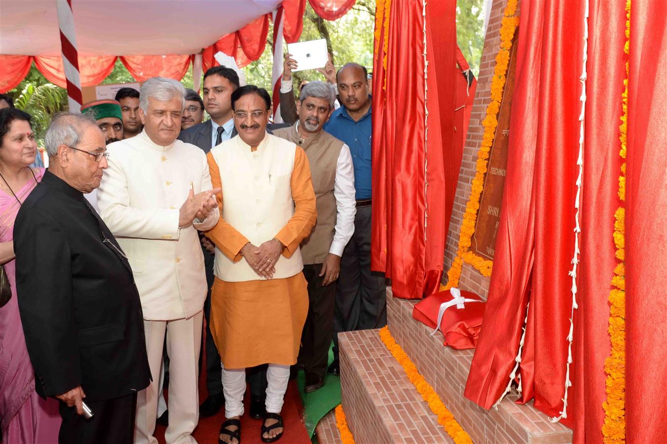 The President of India, Shri Pranab Mukherjee laying the foundation stone of innovation technology demonstration project of construction of 12 dwelling units for President’s Secretariat at Ashiana in Dehradun, Uttarakhand on September 27, 2016. 