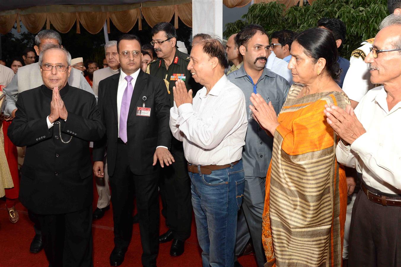 The President of India, Shri Pranab Mukherjee meeting the invitees at the 'At Home' reception hosted by him at Ashiana in Dehradun, Uttarakhand on September 28, 2016. 